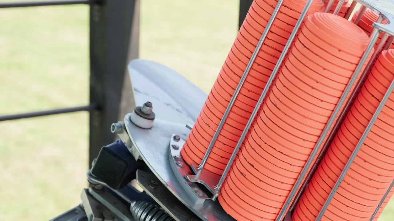 에서 천천히 움직이는 점토 비둘기, 판에 벤치 촬영, 판에 v-log 벤치 슈팅, 판을 던지는 자동 기계, 벤치 쇼팅을위한 던지기 기계.