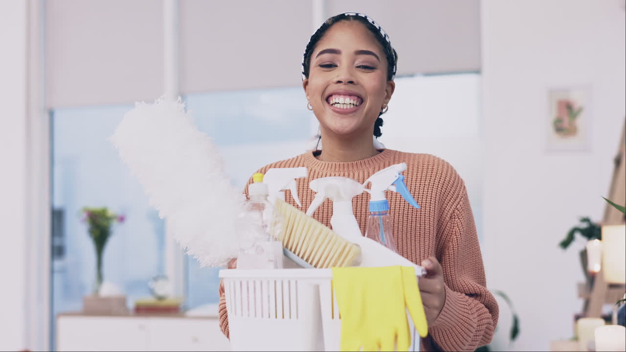 visage, maison et femme avec des fournitures de nettoyage