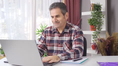 Geschäftsmann-Arbeitet-Im-Heimbüro-Mit-Laptop.