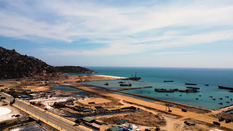 Sitio-De-Construcción-En-Ca-Na-Vietnam,-Construcción-Del-Puerto-Del-Puerto-En-Progreso,-Vista-Aérea-Paisaje-Marino-Natural-Escénico-Costa-Asiática-Con-Grúa-Y-Excavadora