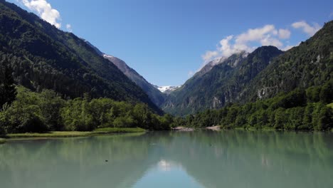 Klammsee-Kaprun-Mit-Spiegelungen-Von-Bergen-Und-Bäumen-In-österreich---Luftaufnahme