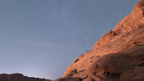 timelapse nocturno del parque estatal del valle del fuego , con aviones y estrellas fugaces