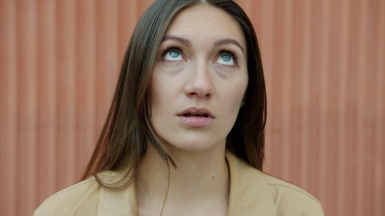 una mujer con una expresión cuestionante.