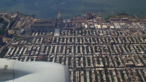 avión preparándose para aterrizar en nueva york - descenso turbulento
