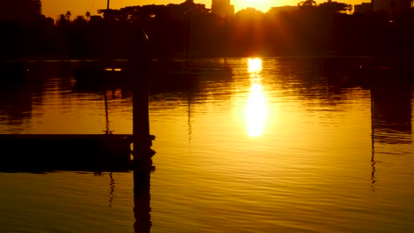 reflexion des sonnenaufgangs in der nähe des piers reflexion des wassers des sonnenaufgangs in der nähe des piers von st. kilda