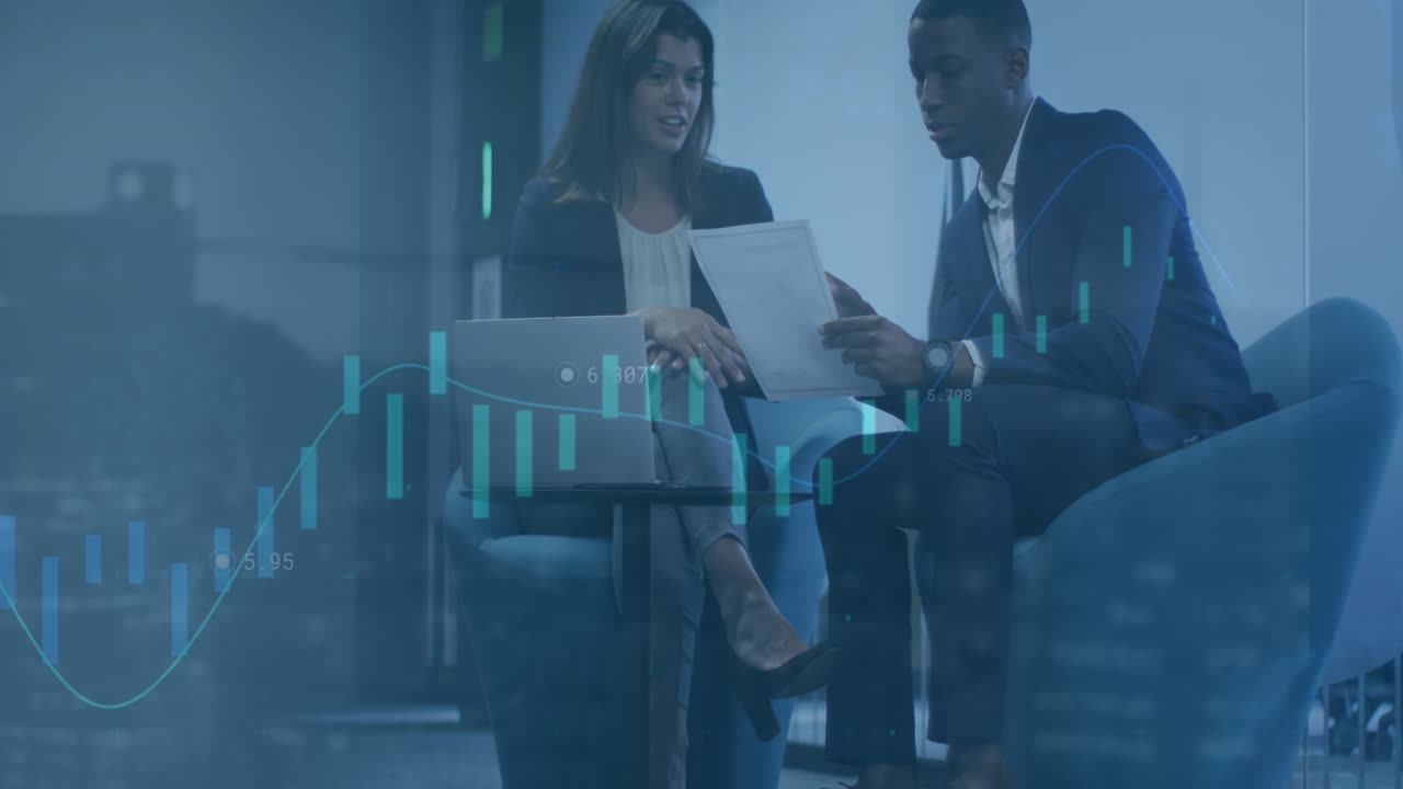 animación de gráficos, círculos de carga, tablero de negociación, diversos compañeros de trabajo discutiendo informes en la oficina