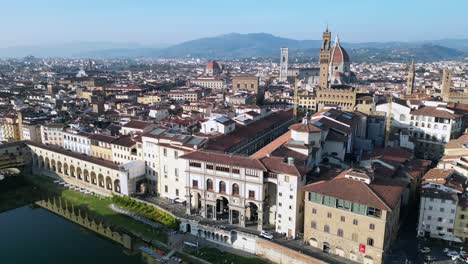 Fantastischer-Flug-Von-Oben-Aus-Der-Luft,-Mittelalterliche-Brücke,-Stadt,-Fluss-Florenz,-Toskana,-Italien