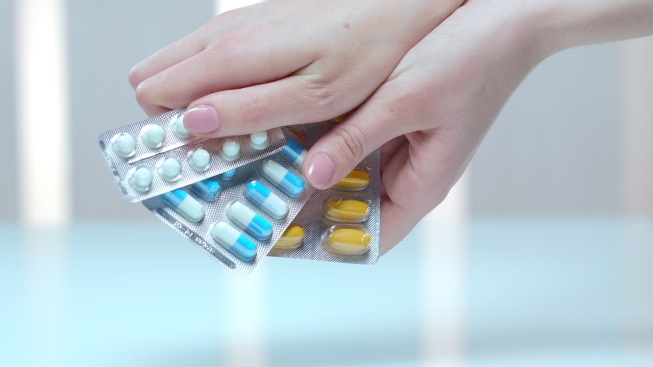 여성 손에 들고 있는 태블릿 블리스터