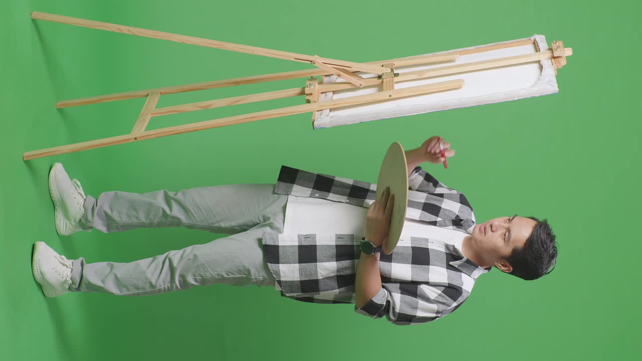 hombre pintando en el estudio