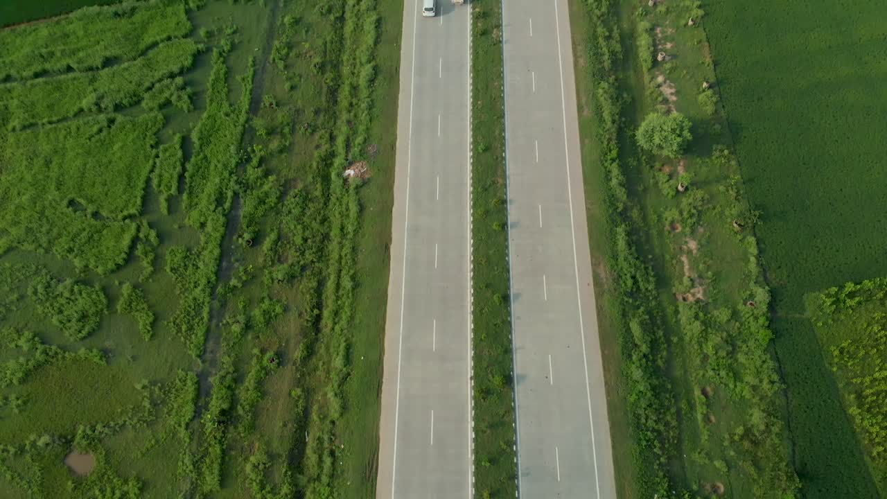 인도 펀자브 지방의 고속도로로 나누어진 잘 정돈된 농경지의 놀라운 조감도