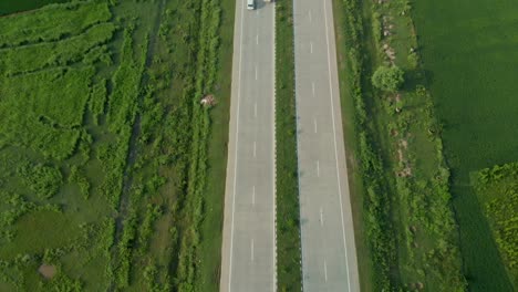 asombrosa vista aérea de las tierras agrícolas bien organizadas divididas por la autopista expresa en la provincia de punjab, india
