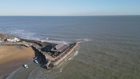 imágenes de drones del muelle de las escaleras y la playa a la vista