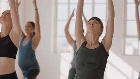 Retrato-De-Clase-De-Yoga-Joven-Mujer-Embarazada-Caucásica-Practicando-Poses-Sosteniendo-El-Vientre-Disfrutando-De-Ejercicio-Grupal-En-El-Gimnasio