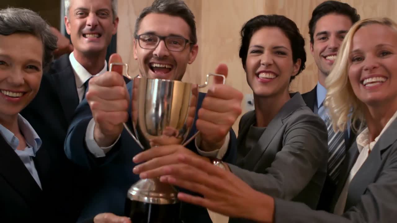 abogados felices con el trofeo