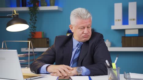 hombre de negocios desmotivado infeliz y aburrido.