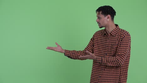 joven feliz y guapo hombre africano con dreadlocks