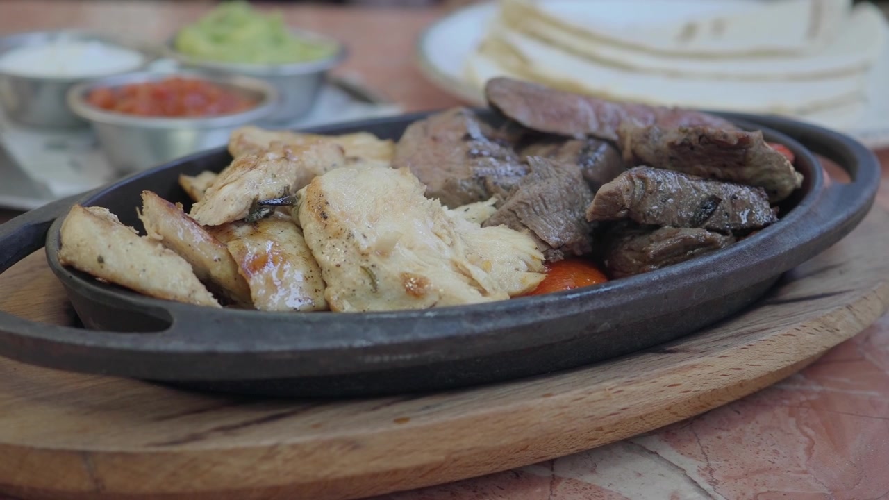 Fajitas de Pollo y Res Chispeantes con Tortillas y Salsas