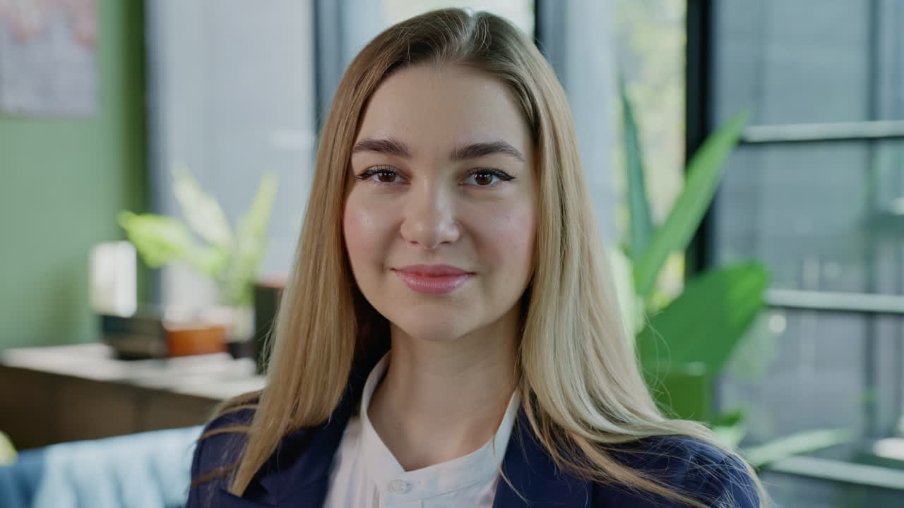 Ritratto di una donna in un ufficio