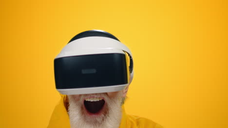 hombre asombrado disfrutando de gafas vr en el estudio. hombre maduro jugando en un dispositivo virtual.