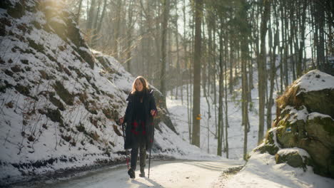 un excursionista caminando en invierno