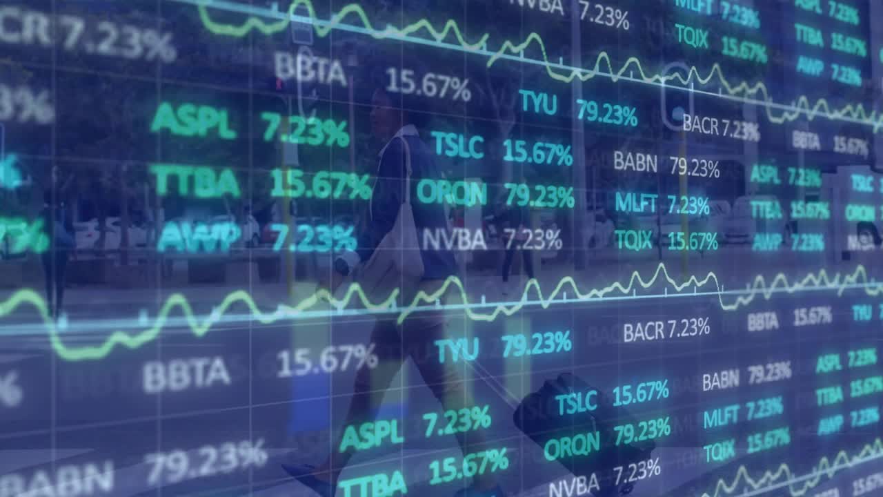 Donna che cammina davanti a un negozio fermandosi a dare un'occhiata mentre un ticker di mercato scorre sul vetro mostrando grafici percentuali in scorrimento.