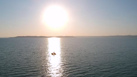 Sonnenuntergang-Und-Eine-Boje-In-Der-Mitte-Des-Plattensees,-Ungarn-Siófok,-Aufgenommen-Mit-Einer-DJI-Drohne-1080p