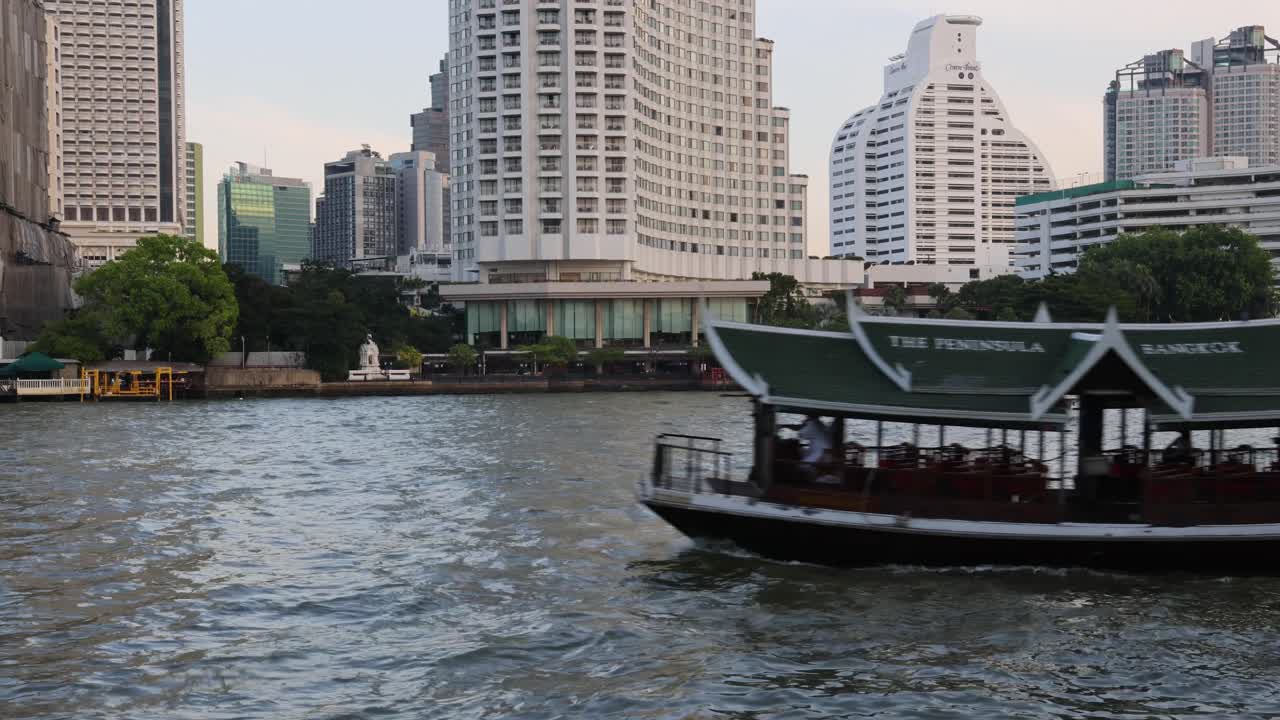 도시 스카이 라인 배경으로 강을 항해하는 보트