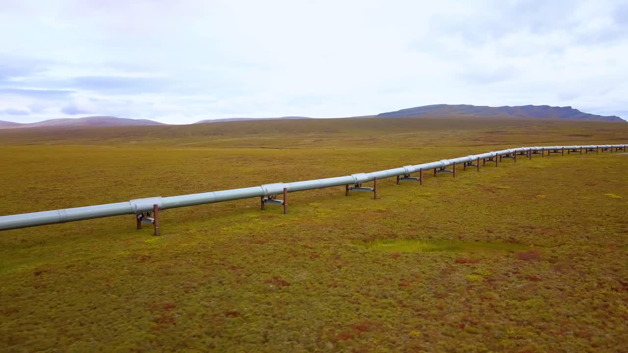 vista aérea del sistema de oleoductos trans-alaska, tubería de transporte de petróleo en la autopista dalton, en el ártico, tundra de follaje, en un día nublado, en alaska, ee.uu. - seguimiento, disparo de drones