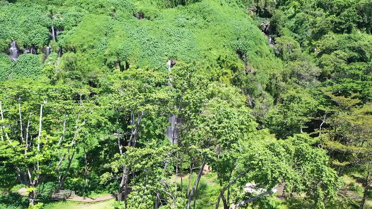 vista aérea de drones de las cascadas de anse des cascades en la isla de la reunión, un departamento francés de ultramar en el océano índico