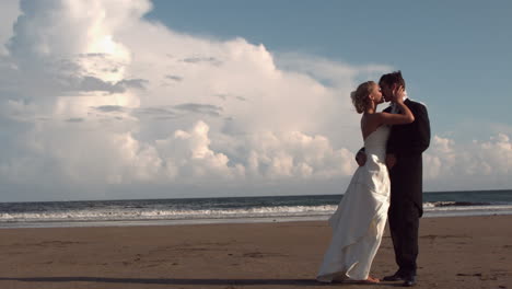 Glückliches-Frisch-Vermähltes-Paar-Küsst-Sich-Am-Strand