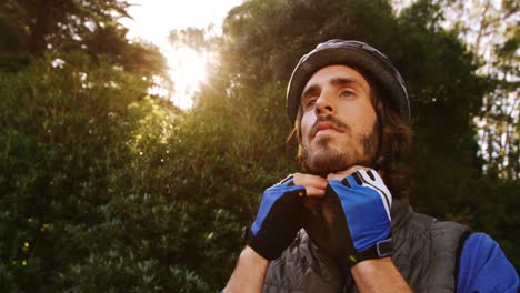 motociclista de montaña con casco