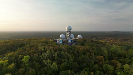 una estación de escucha durante la guerra fría maravillosa vista aérea vista panorámica de vuelo drone bosque de otoño radom al amanecer, montaña del diablo en el bosque berlín octubre de 2022