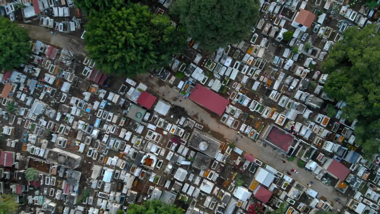 TOP DOWN LATERAL VIEW OF A GRAVEYARD IN URUAPAN