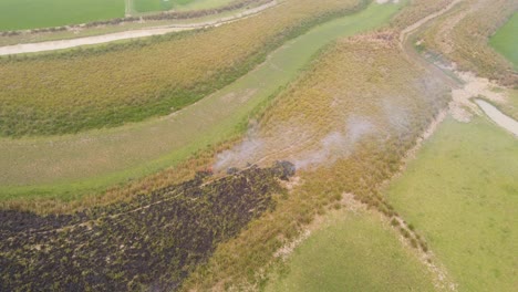 Imágenes-Aéreas-De-Drones-Sobre-Un-Campo-En-Llamas-En-Bangladesh