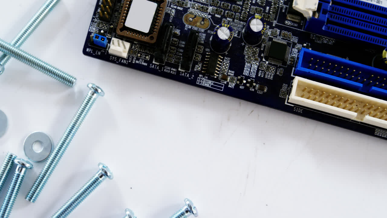 placa base y herramientas de trabajo en la mesa