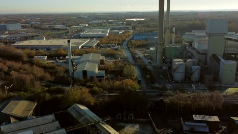 les bâtiments d'entrepôt de l'usine de verre de pilkington vue aérienne inclinée au-dessus de l'installation de fabrication de la ville industrielle