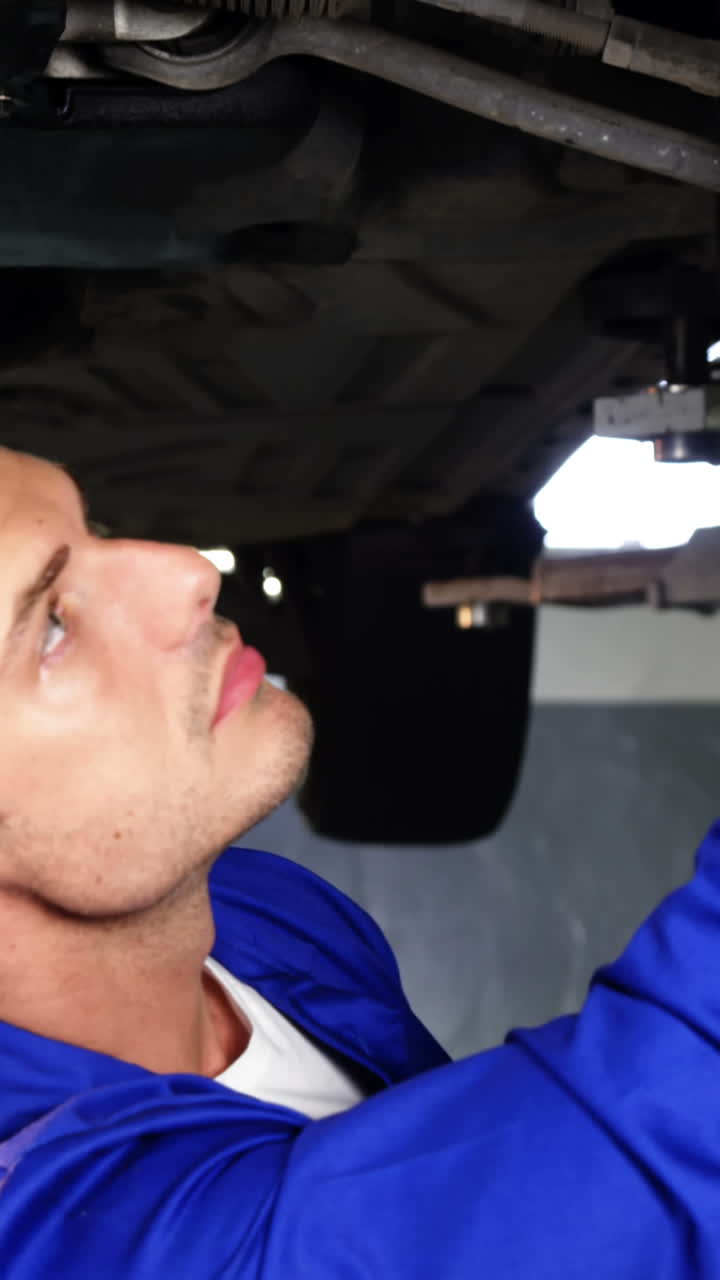 mecánico escribiendo en el clipboard en el taller de reparación