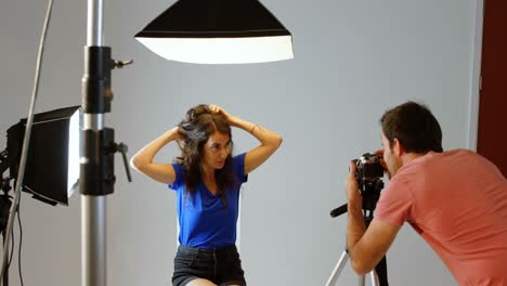 fotógrafo masculino haciendo clic en fotos de modelo 4k