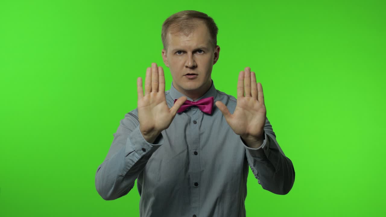 패배자 제스처를 보여주는 남자, 카메라를 가리키는 손가락, 풍자적인 미소, 실패에 대한 비난, 직장을 잃는