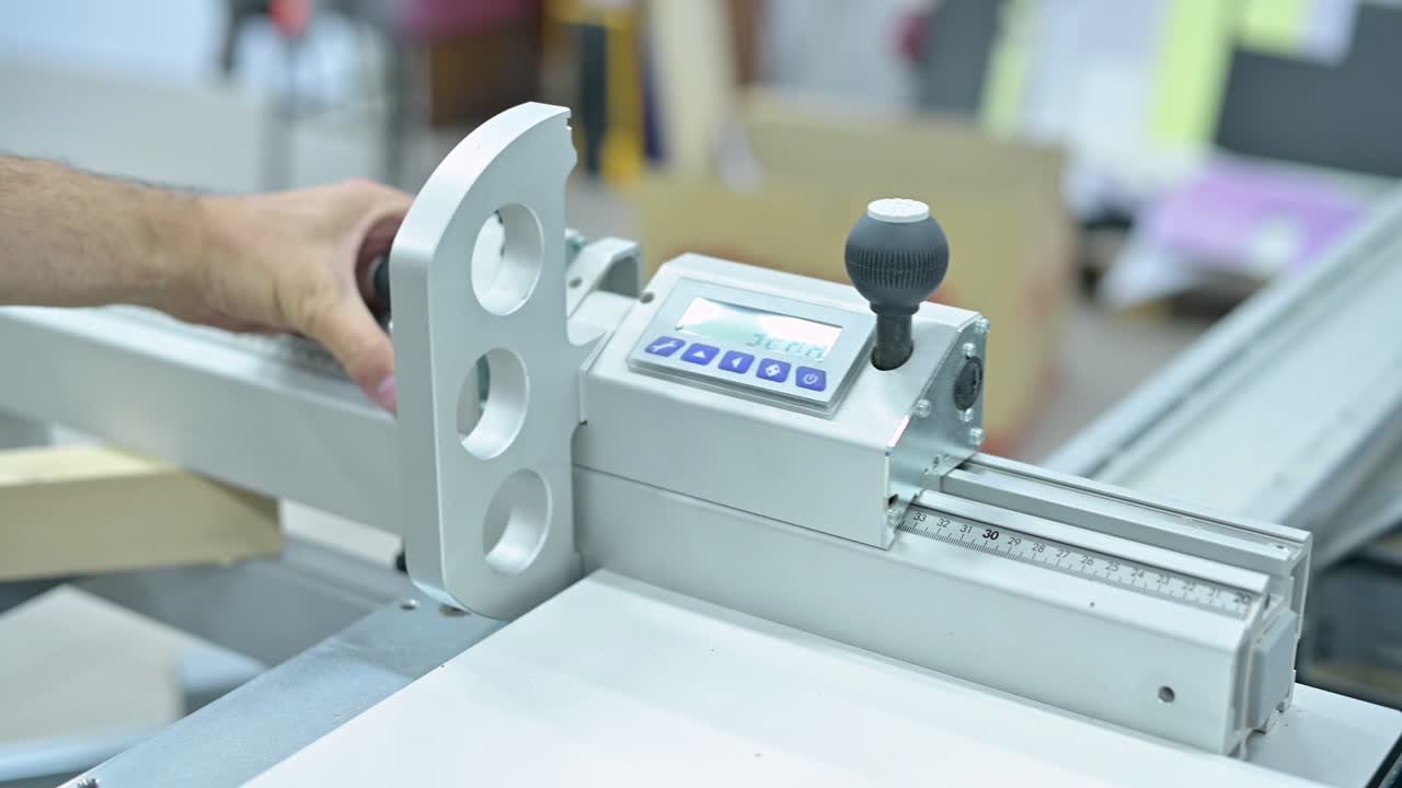 남자는 원형 도자기의 전자 보드에 표시를 설정합니다.