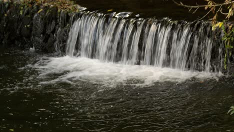 Wasser,-Das-über-Einen-Wasserfall-In-Ein-Becken-Fließt