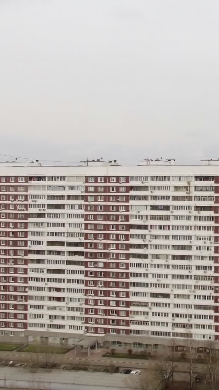 Vista drone di un grande palazzo residenziale e paesaggio urbano in una giornata nuvolosa