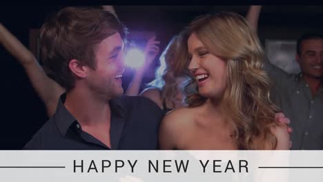 pareja abrazándose en la víspera de año nuevo 4k