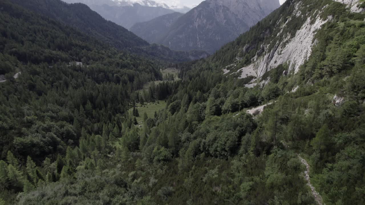video de drones con toma frontal descriptiva sobre el paso vrsc en eslovenia con montañas en el horizonte