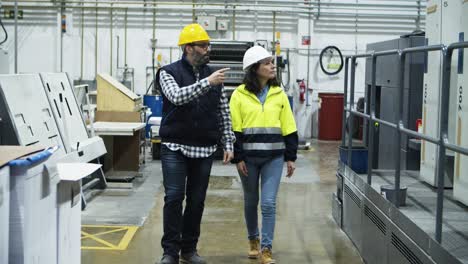 employé mature confiant montrant l'usine à un nouveau technicien