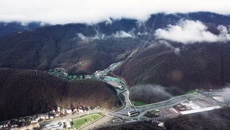 vista aérea de una región montañosa con una pista de carreras