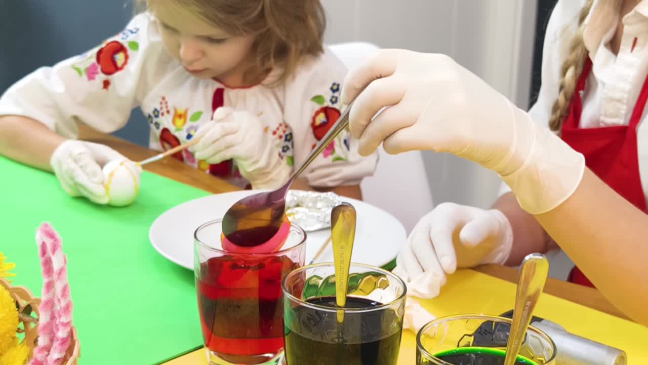 부활절 달 을 염색 하는 어린이 들