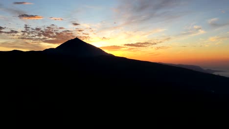 Hyperlapse-Aus-Der-Luft-Eines-Sonnenuntergangs-Hinter-Dem-Teide,-Teneriffa