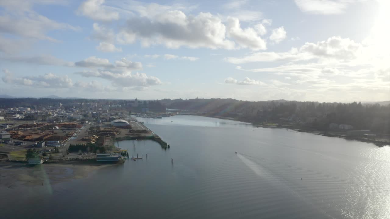 백그라운드에서 도시와 pnw 수로의 무인 항공기