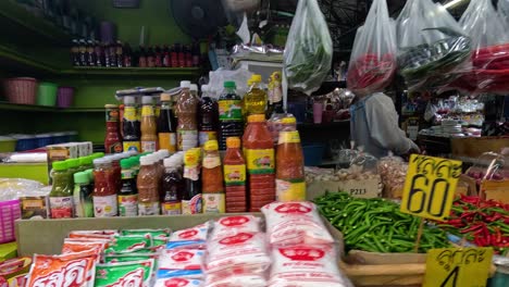 compradores navegando y comprando en un puesto de verduras